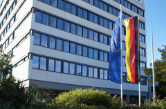 Beflaggung vor dem Landratsamt zur Bundestagswahl (EU-Flagge und Deutschland-Flagge)