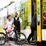 Radfahrerin steigt in Zug