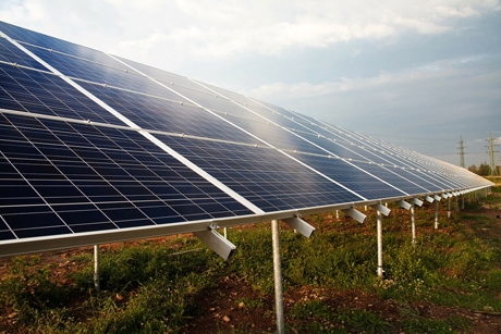 Photovoltaikanlage in der freien Landschaft 