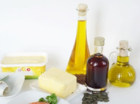 Verschiedene Öle in Flaschen, Butter und Margarine